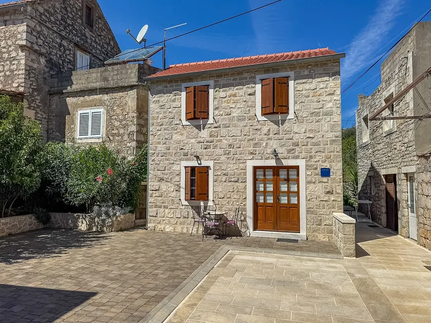 House Tia - Image 1