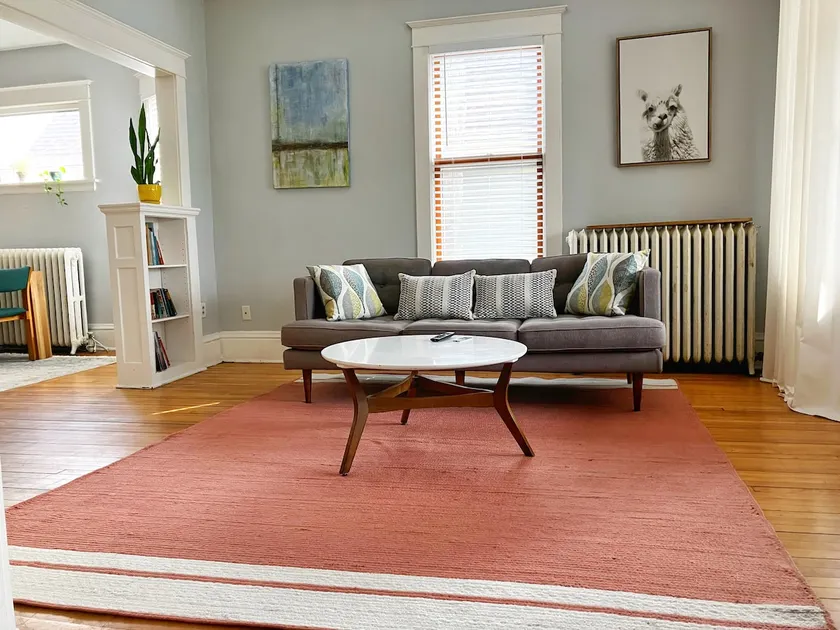 Cozy & inviting apt. with beautiful natural light - Image 1