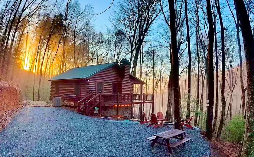 Cozy Cabin in the Treetops *Hot Tub* Pet-Friendly - Image 1