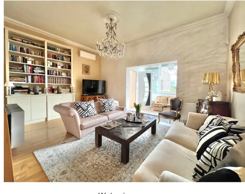 Elegant townhouse with private garden & parking - Image 1
