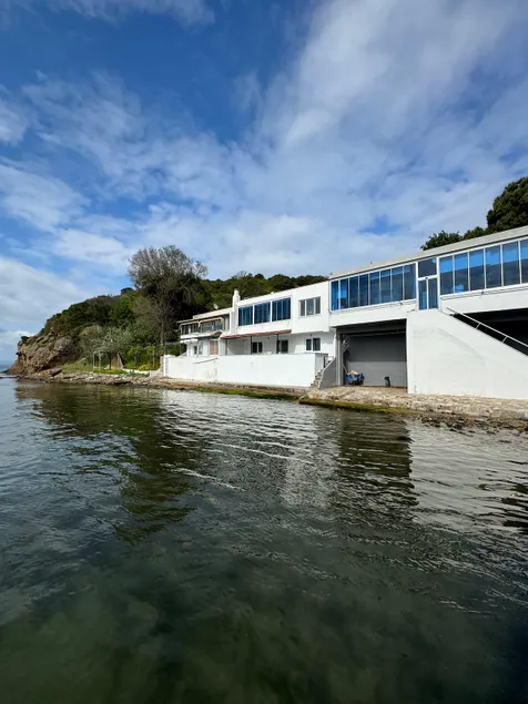 A house with a capacity of 4 people, surrounded by nature, right by the sea. - Image 1