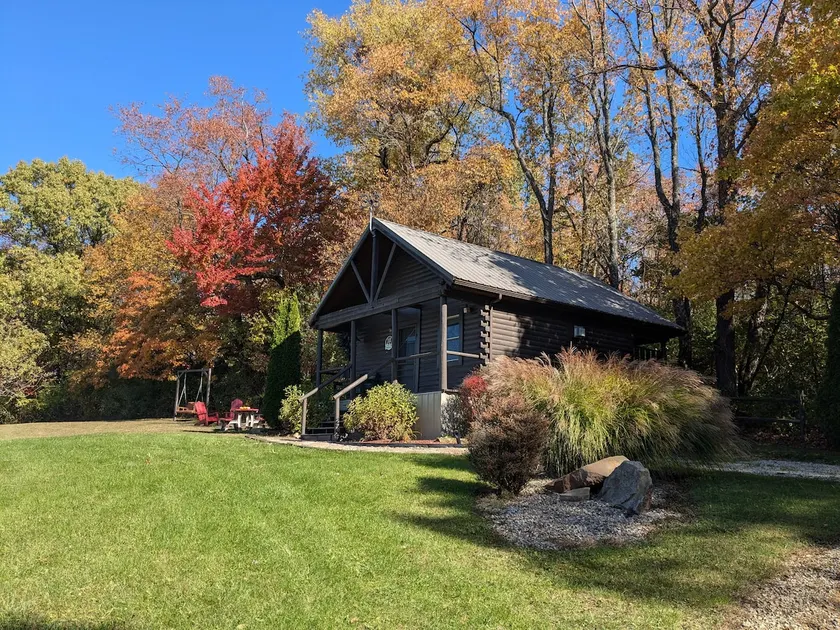 Emerald Log Cabin w/hot tub just for 2, great view - Image 1