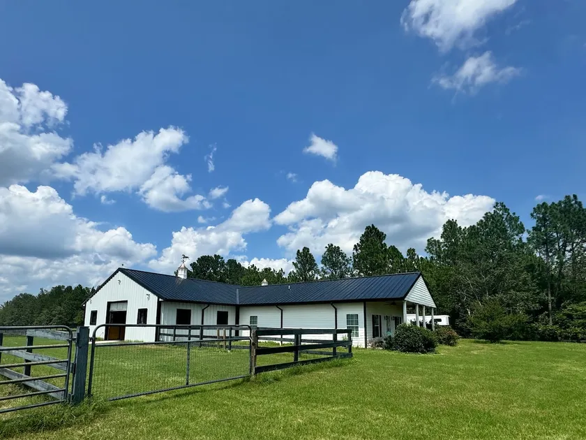 Mimosa Cottage Farm- 2br cottage & stalls. Masters - Image 1