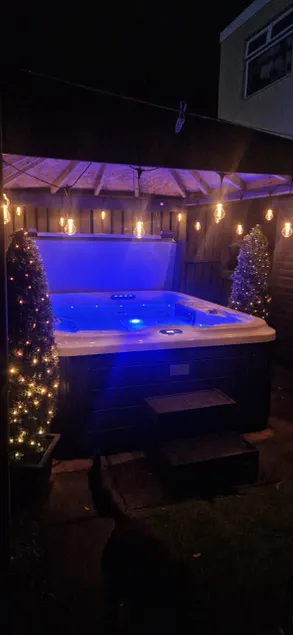Harbour-side Hot tub retreat - Image 1