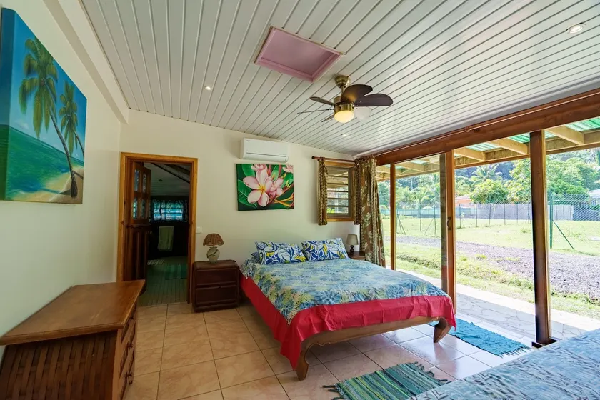 A/C bungalow with mountain view & Haapiti Surf access - Image 1