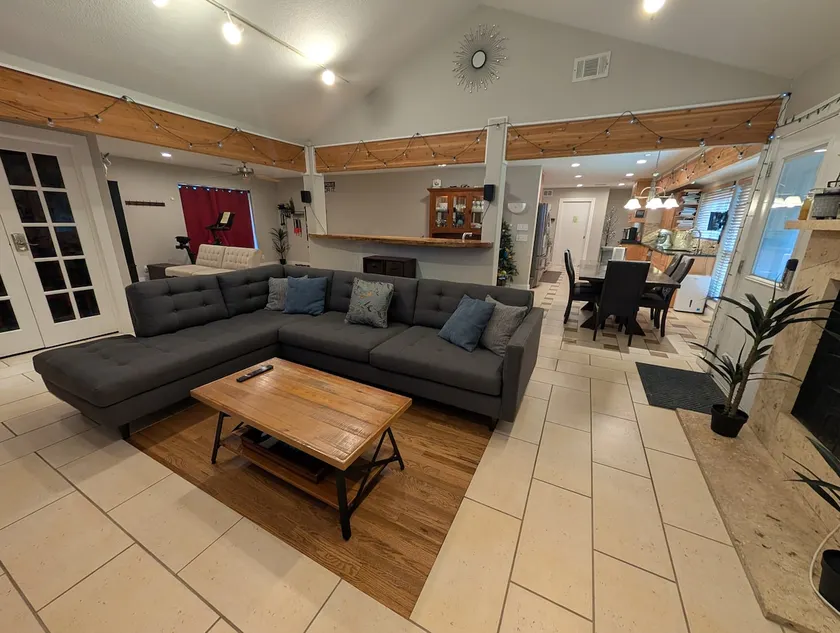 3BR Near Domain, Parking, Fast WiFi, Spacious - Image 1
