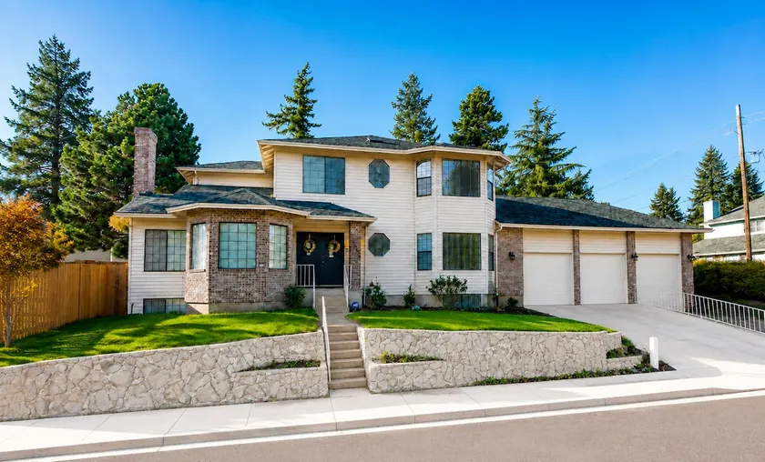 Spacious 5,000+ sq ft house, Close to PDX Airport - Image 1