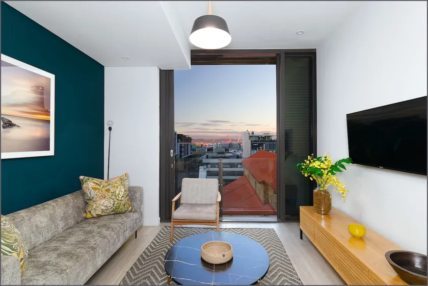 CENTRAL CAPE TOWN, STUNNING DESIGNER APARTMENT - Image 1