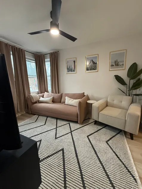 Bright 2 Bedroom in Brighton Park w/Parking! - Image 1