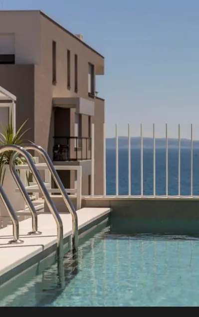 The Pleasurist- with PRIVATE heated POOL and TERRACE - Image 1