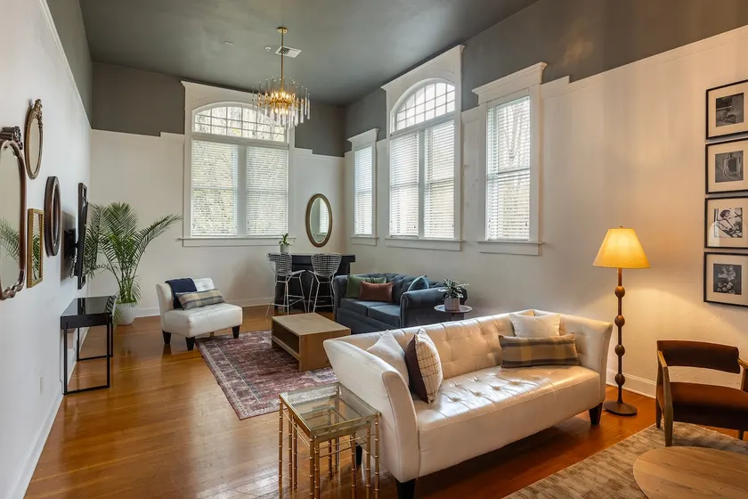 Spacious & Elegant Historic Flat in Downtown - Image 1