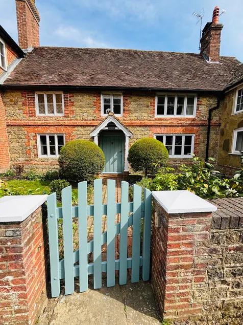 gorgeous large country cottage in village setting - Image 1