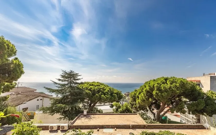 Family home with ocean views, garden and beach within walking distance - Image 1