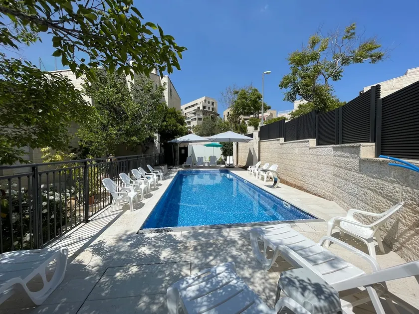 A luxurious guest apartment with a swimming pool and Jacuzzi in Jerusalem - Image 1