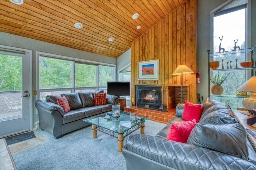 Secluded 4BR Mountainview | Fireplace - Image 1