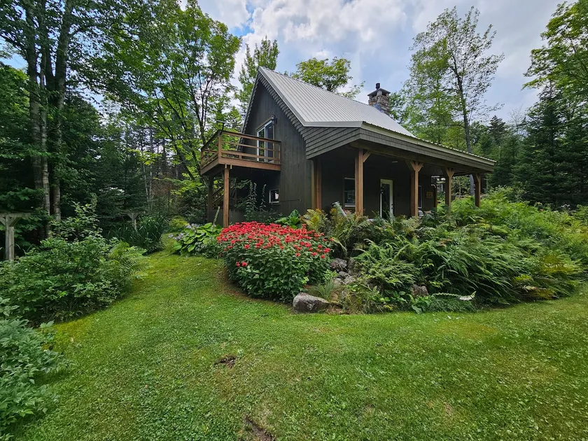 Picturesque Cabin Retreat in the Northeast Kingdom - Image 1