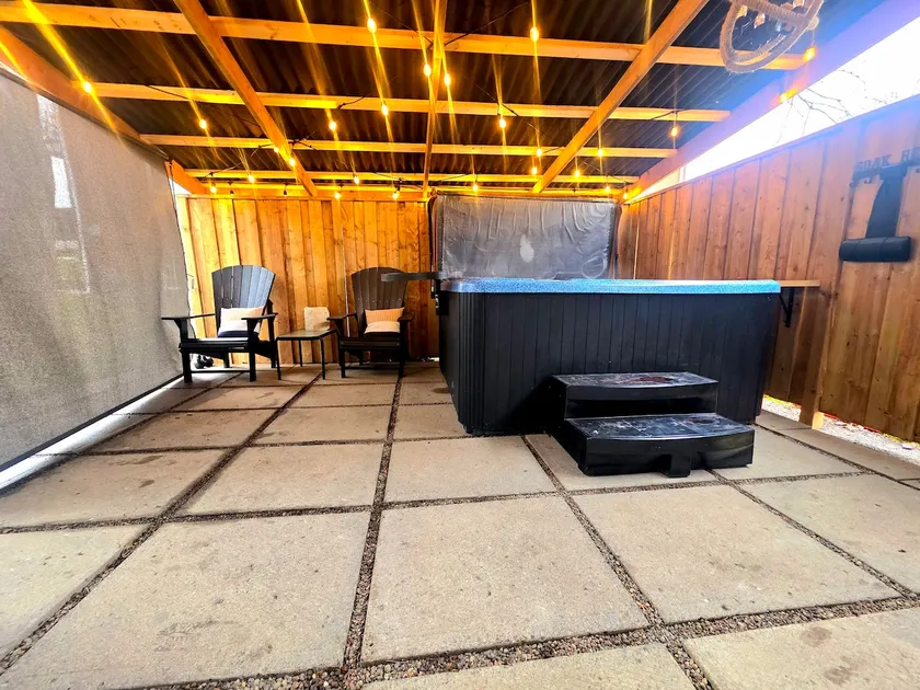 Romantic hideaway with a private hot tub - Image 1