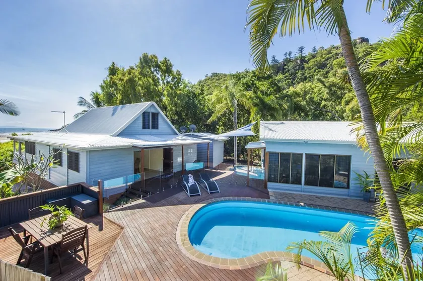 På stranden - Horseshoe Bay, QLD - Image 1