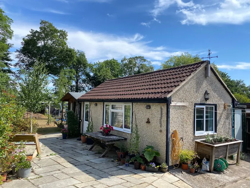 The Garden Room, Viables, Basingstoke with parking - Image 1