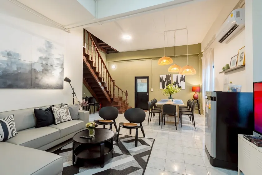 Charming 4BR House walkable to MRT Phaholyothin - Image 1