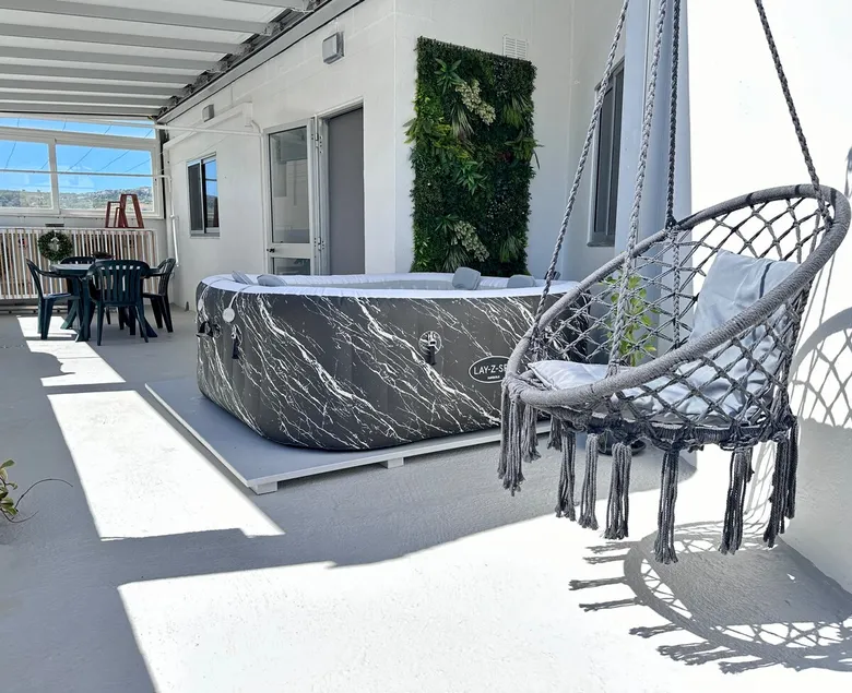 17HH -Spacious home with rooftop terrace & Jacuzzi - Image 1