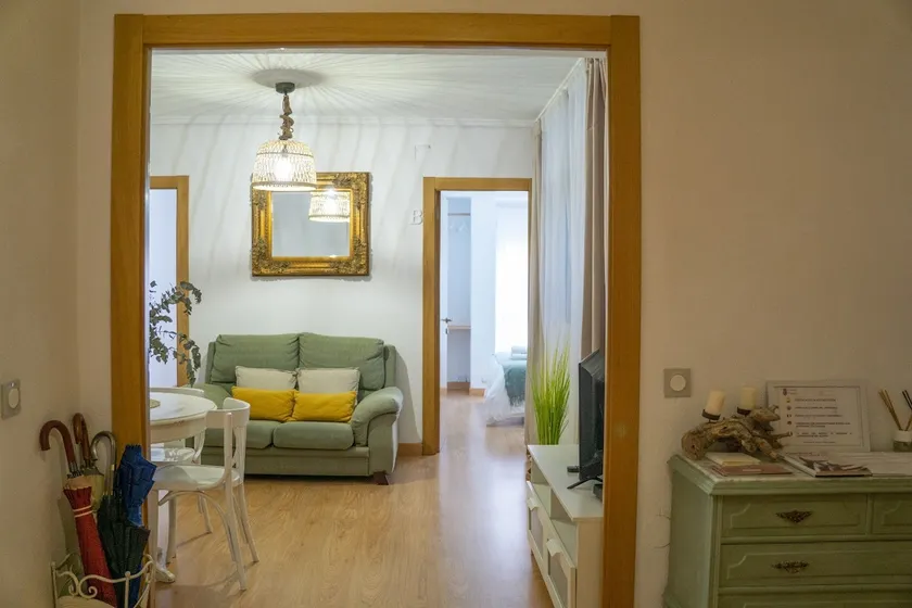 Full apartment near bus, train, and ferry station - Image 1