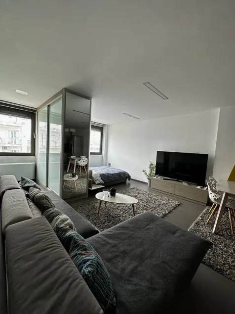 Hitech Appartment - Image 1