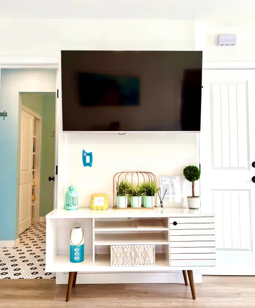 2Bed 1 Bath A/C 1 Compact Parking Space - Image 1