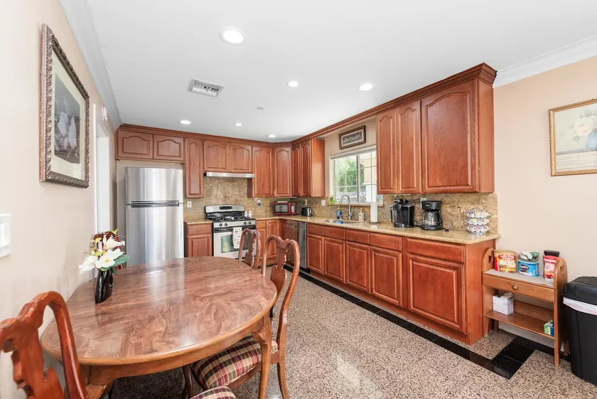 Lovely, full function guest house with privacy. - Image 1