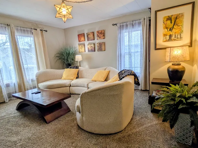Relaxing, spacious, upper 2BR, sun room, loft. - Image 1