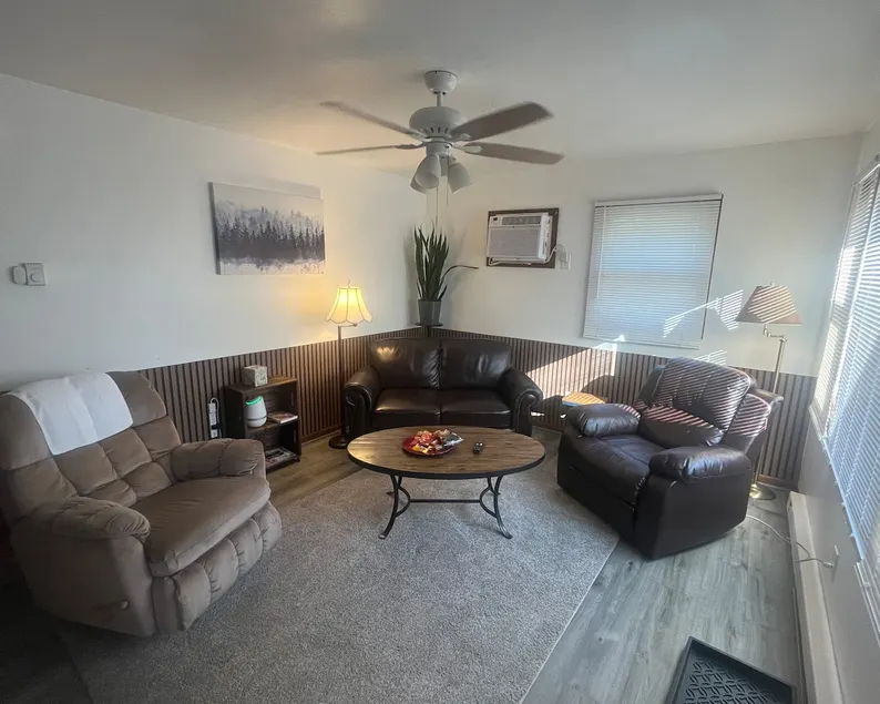 477 Lovely 2 bedroom unit with free parking - Image 1
