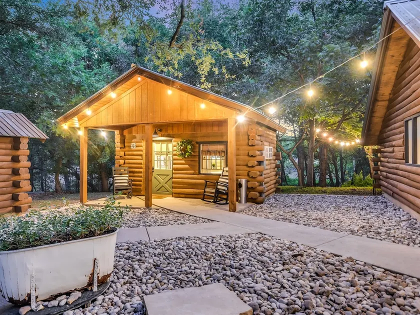 Cozy Cabin — Creekside King | On the Square - Image 1