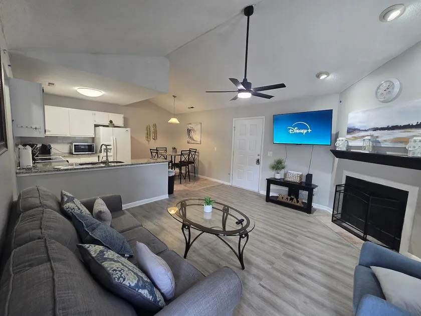 Cozy Stay in the Heart of Everything - Image 1