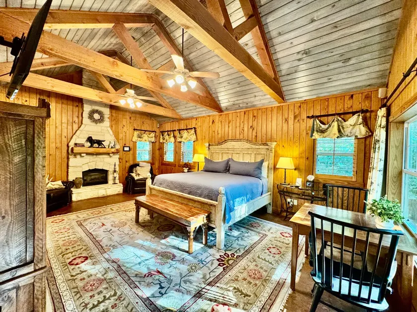 Romantic Boutique Private Cabin near Mt Vernon, TX - Image 1