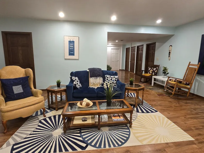 Spacious 2-BDRM/ Safe area Great for work & vacay - Image 1