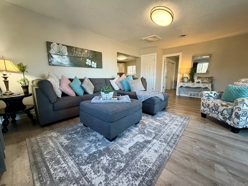 *Gorgeous Hideout, Close to everything, 3 bedrooms, fully remodeled!* - Image 1