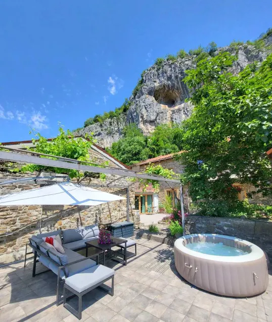 Under the rock-jacuzzi-400y stone property - Image 1