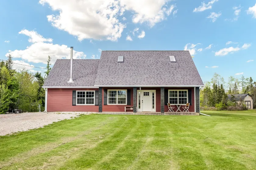 4BR Island Home w/ private sauna, gym & trails - Image 1