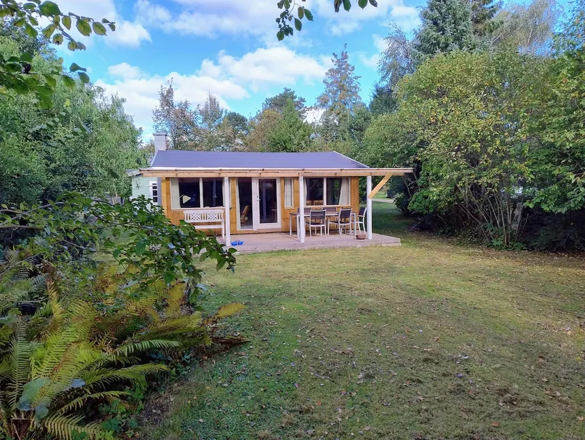 Cozy cottage in enclosed garden close to beach - Image 1