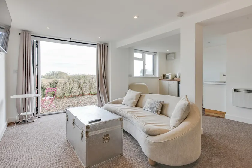 Studio Lodge with parking - Stansted airport - Image 1
