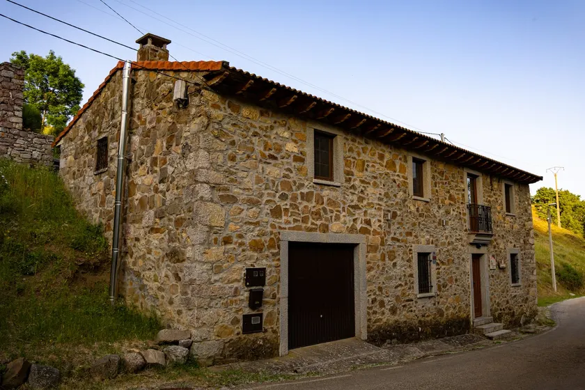 Casa Rural Sensaciones 3 dormitorios con jardin - Image 1