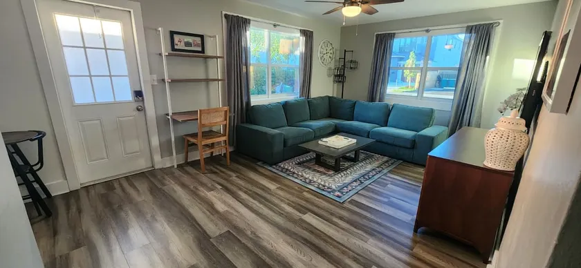 02 Rustic Chic 1BR · King Bed & Downtown FLL - Image 1