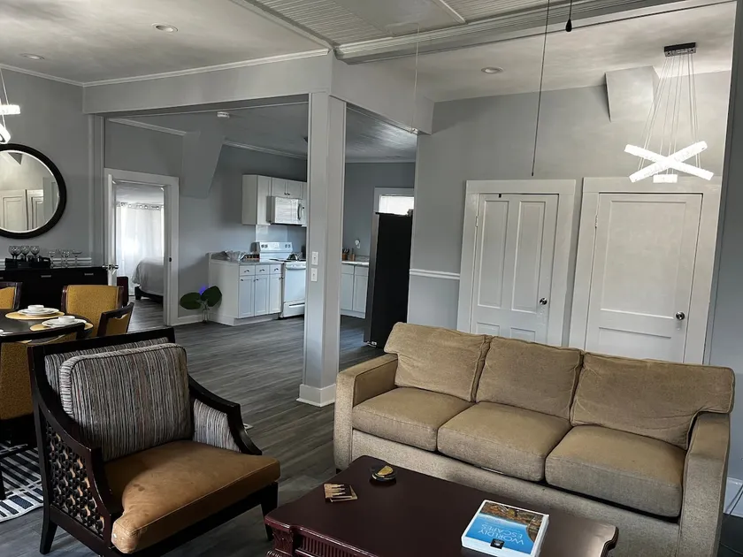 Ivy House - Image 1