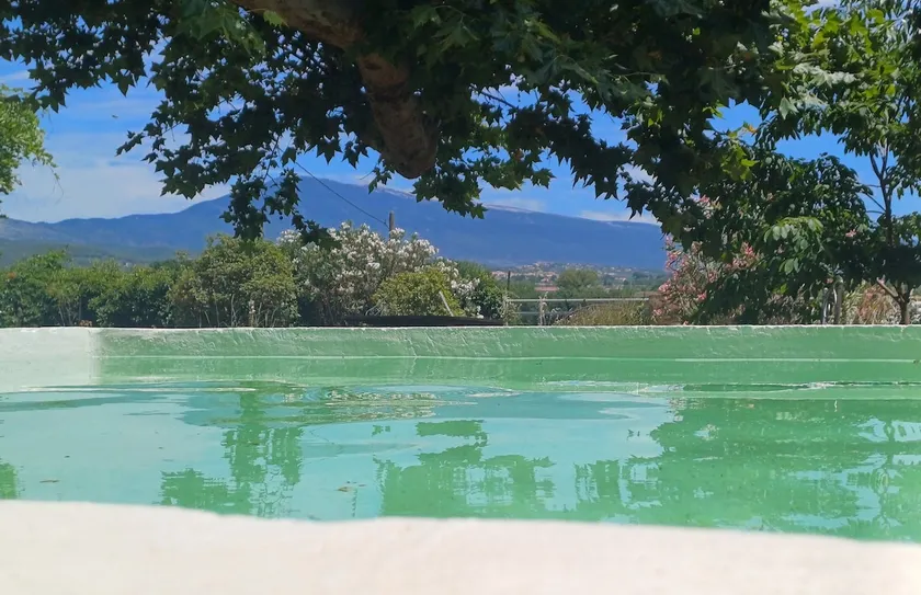 Large farmhouse in a green setting facing the Ventoux - Image 1