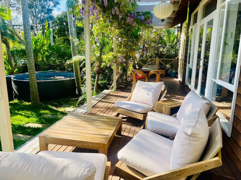 Gorgeous house with magnesium pool, walk to beach - Image 1