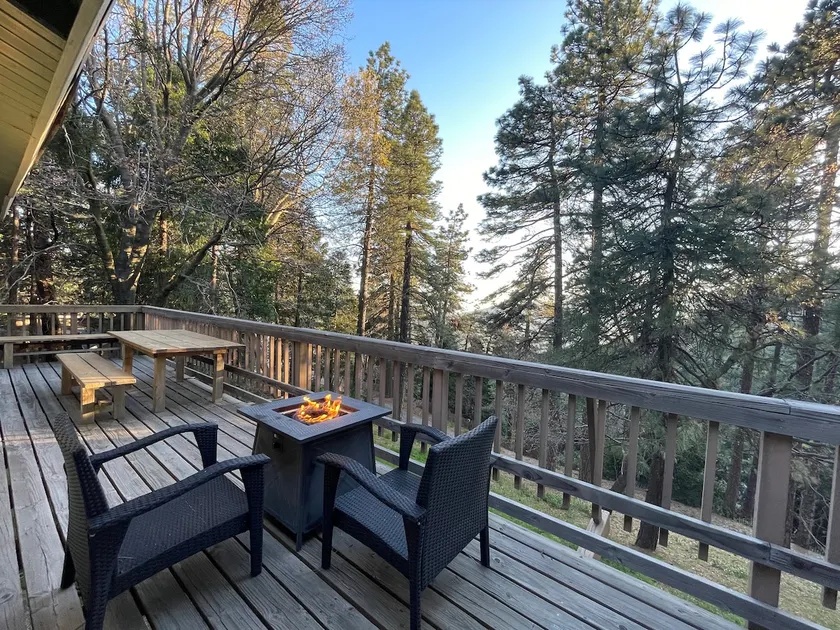 Beautiful Light-Filled Cabin in Crestline Woods - Image 1