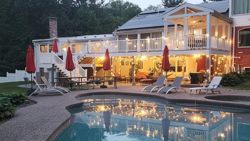 Luxury lake retreat- pool, fire pit, trails - Image 1