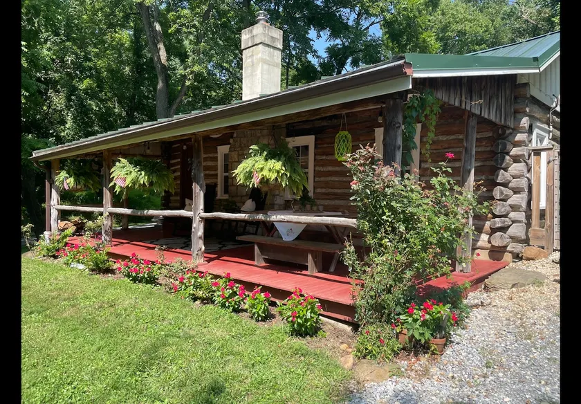 Vintage Riverfront Log Cabin “Emma” w/hot tub - Image 1