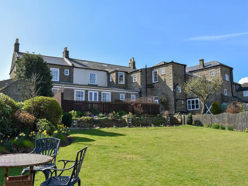 Garden View Apartment - Image 1