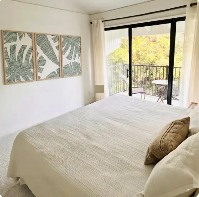 Quiet, Top-Floor Suite with A/C and Great Views - Image 1